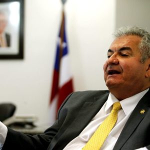 O senador Angelo Coronel (PSD - BA) em seu gabinete em Brasília.