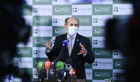 Castro: em seu parecer, senador colocou limite no valor das emendas e na transparência sobre a autoria das proposições — Foto: Marcos Oliveira/Agência Senado