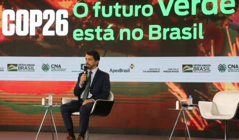 Joaquim Leite, ministro do Meio Ambiente, fala do auditório da Confederação Nacional da Indústria, a CNI, em Brasília, e espelhado no estande do governo brasileiro montado na COP26,
a Conferência das Nações Unidas sobre Mudanças Climáticas (COP26), em Glasgow, na Escócia (Foto: Antonio Cruz/Agência Brasil)
