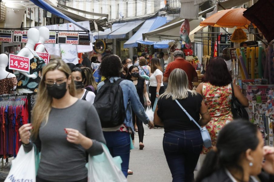 Foto de pessoas andando na rua e olhando produtos