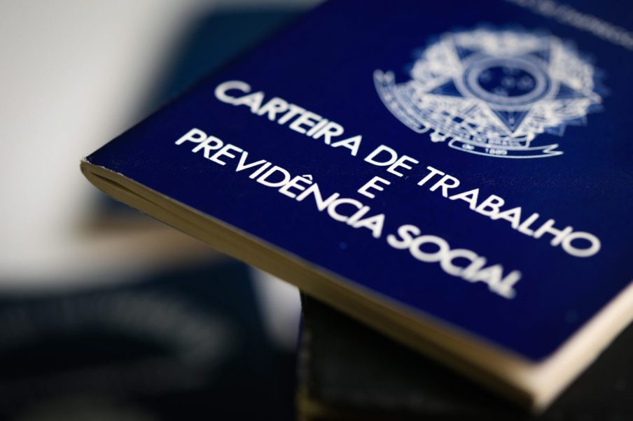 Foto de uma carteira de trabalho