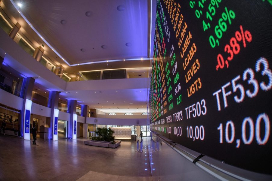 Mercado hoje: Ibovespa fecha em alta, mas não consegue evitar queda semanal; dólar sobe
