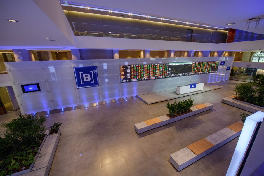 Ibovespa fecha no menor nível desde junho com queda de Petrobras; dólar vai a R$ 5,01