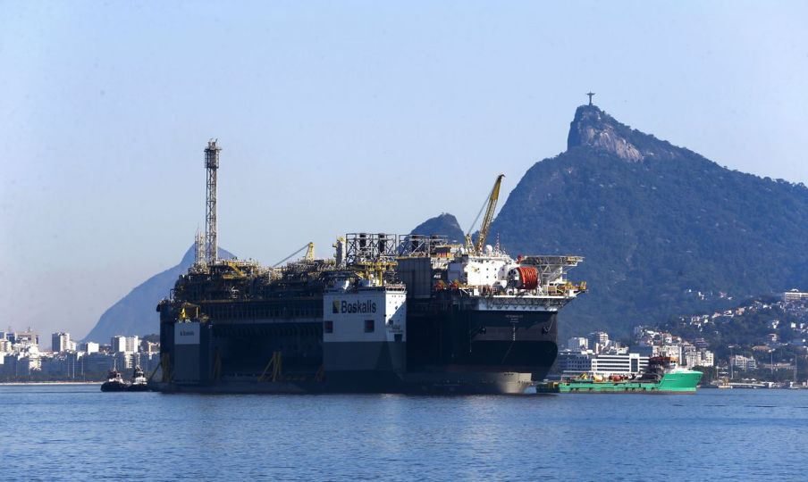 Petróleo fecha em alta, com riscos à oferta por tensões crescentes no Oriente Médio
