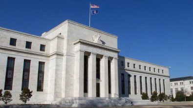 Mercado prevê que Fed vai adiar corte de juros para julho após dado de emprego