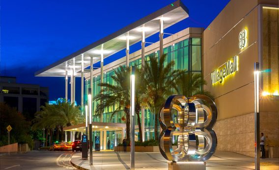 Foto do shopping Village Mall, administrado pela Multiplan (MULT3), iluminado de noite. As ações da Multiplan (MULT3) sobem com os resultados de quarto trimestre