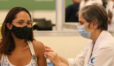 Vacinação no Hospital das Clínicas, em São Paulo-SP (Foto: Rovena Rosa/Agência Brasil)