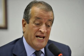Foto de Valdemar Costa Neto, presidente do PL, falando a um microfone