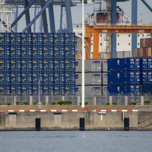 Exportações chinesas caem acima do esperado em outubro, com enfraquecimento da demanda global