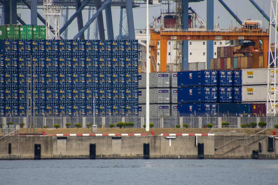 Exportações chinesas caem acima do esperado em outubro, com enfraquecimento da demanda global