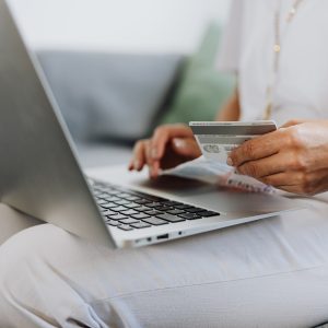 Consumidora compra online usando o cartão de crédito / Black Friday