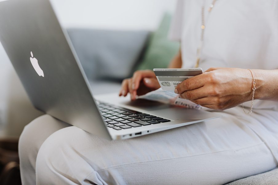 Consumidora compra online usando o cartão de crédito / Black Friday
