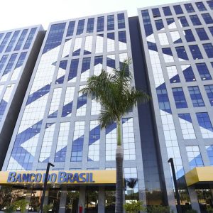 Foto da sede do Banco do Brasil em Brasília (DF), com o logo do banco na fachada. A matéria traz detalhes do pagamento de JCP do Banco do Brasil.
