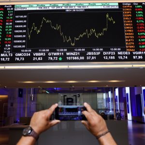 Foto do painel da bolsa de valores do Brasil, a B3, mostrando o desempenho da bolsa hoje.