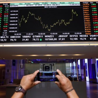 Foto do painel da bolsa de valores do Brasil, a B3, mostrando o desempenho da bolsa hoje.