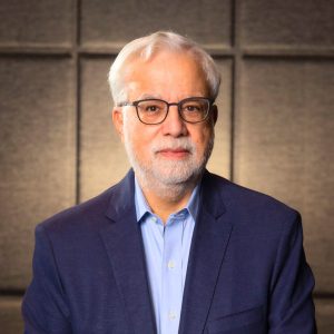 Foto de Gustavo Loyola, ex-presidente do Banco Central e presidente da Tendências Consultoria. Ele é homem, veste terno azul, camisa azul-clara e usa óculos.