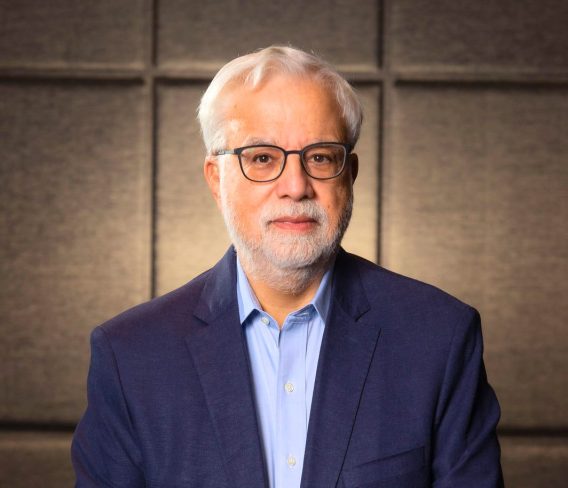 Foto de Gustavo Loyola, ex-presidente do Banco Central e presidente da Tendências Consultoria. Ele é homem, veste terno azul, camisa azul-clara e usa óculos.