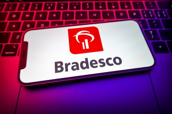 Foto de um celular com o logo do Bradesco (BBDC4;BBDC3), banco que espera turbinar sua modalidade de consignado privado para funcionários a partir de maio