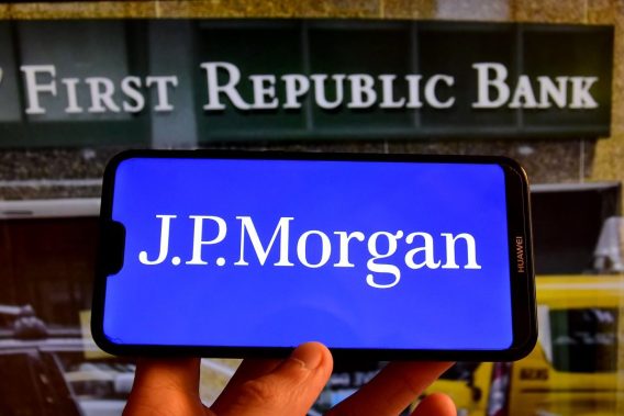 Foto do logo do banco americano JPMorgan em tela de celular, com o letreiro "J.P.Morgan". O banco produz relatórios sobre investir no Brasil.