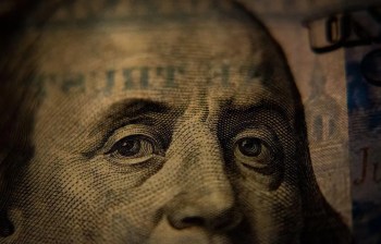 Desenho da nota de cem dólares dos Estados Unidos. A matéria descreve a alta do dólar em agosto