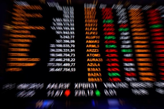 Foto de um painel com ações do Ibovespa hoje. A matéria descreve como escolher uma carteira de ações para aproveitar a queda dos juros.