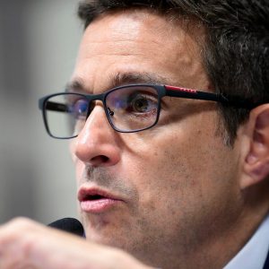 Campos Neto: ‘Barra para elevar ou reduzir ritmo de cortes da Selic além de 0,50 ponto é alta’