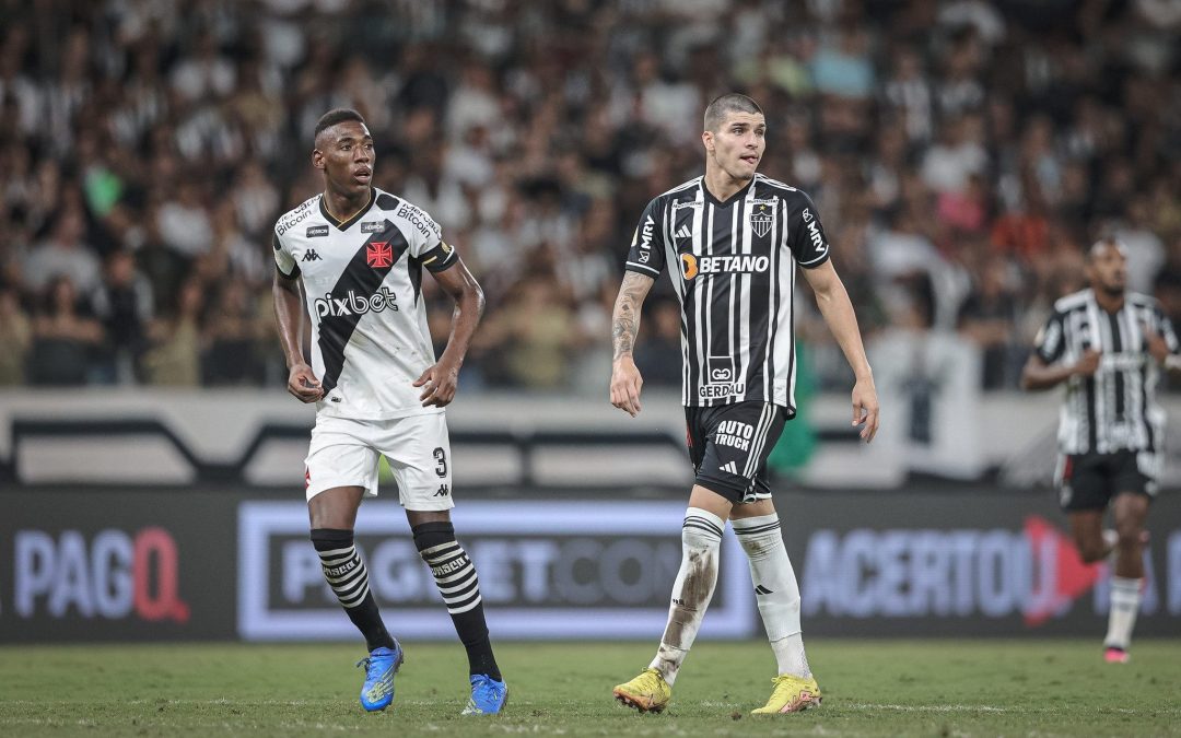 Foto de jogadores do Atlético Mineiro e Vasco; a matéria destaca como casas de aposta esportiva são afetadas pelo projeto de lei