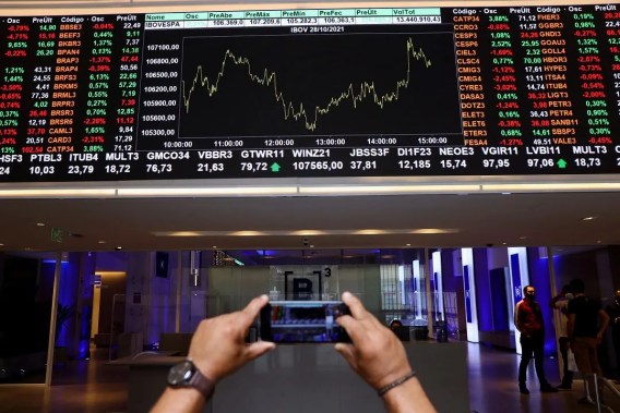 Foto de bolsa de valores para ilustrar matéria sobre empresas e ações que pagam dividendos e anunciaram proventos hoje.