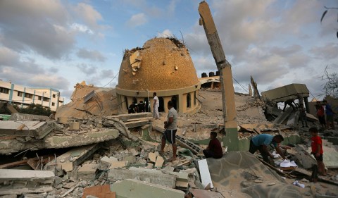 Pessoas inspecionam as ruínas de mesquina destruída por ataque aéreo israelense em Khan Yunis, no sul da Faixa de Gaza. Foto: YOUSEF MASOUD/ASSOCIATED PRESS/ESTADÃO CONTEÚDO