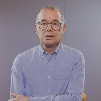 Foto de Luis Stuhlberger, que é branco, usa óculos e veste camisa azul, gestor da Verde Asset. Ele é gestor do Fundo Verde.