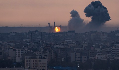 Fumaça sobe após o ataque aéreo israelense na Faixa de Gaza. Foto: FATIMA SHBAIR/ASSOCIATED PRESS/ESTADÃO CONTEÚDO