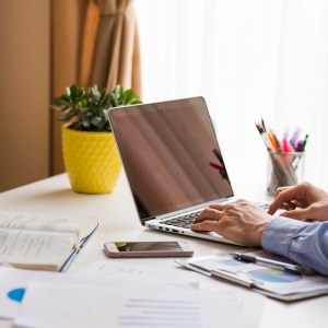 FINANÇAS, COMPUTADOR, AULA ONLINE, ESCRITÓRIO, PLANEJAMENTO