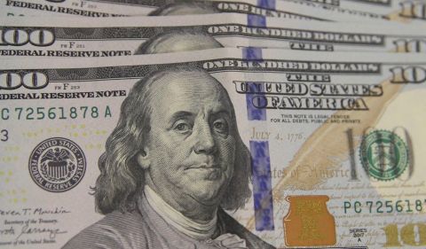 Dólar segue sendo a principal fiat currency - moeda fiduciária garantida pelo governo emissor - do mundo. (Foto: Valter Campanato/Agência Brasil)