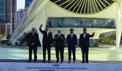 O presidente da Argentina, Alberto Fernandez; o presidente do Paraguai, Santiago Peña; o presidente do Brasil, Luiz Inácio Lula da Silva; o presidente do Uruguai, Luis Alberto Lacalle Pou; e o presidente da Bolívia, Luis Arce. Foto: Paulo Carneiro/Ato Press/Estadão Conteúdo