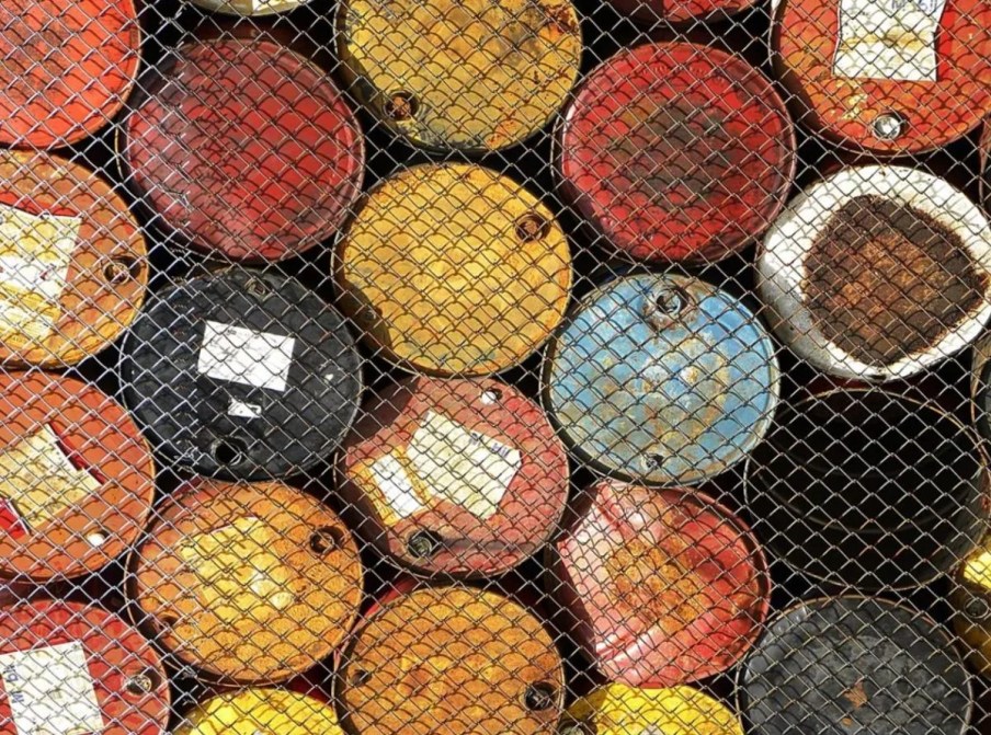 Foto de barris de petróleo. A matéria aponta o aumento das tensão no Oriente médio e seus efeitos sobre o preço do petróleo em 24/09/2024