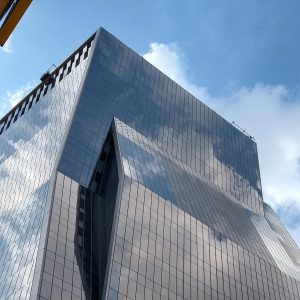 Foto do Edifício Faria Lima Plaza, um prédio de vidro que pertence à XP Investimentos e faz parte do fundo XPPR11. A matéria explica se vale a pena investir no XPPR11