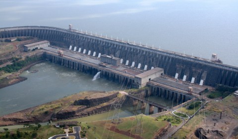 Imagem panorâmica da Usina Binacional de Itaipu, localizada na fronteira entre Brasil e Paraguai, na região de Foz do Iguaçu (PR) Foto: IHA Central Office/Wikimedia Commons