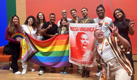 Reinaldo Bulgarelli, ao centro, junto com o Sou como Sou, grupo de afinidade LGBTI+ do Itaú Unibanco. Foto: Lívia Venaglia / Inteligência Financeira