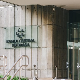 Escadaria de entrada do Banco Central do Brasil, placa de vidro com a descrição "Banco Central do Brasil". A matéria explica como o Bradesco prevê que a Selic vai cair em 2025 e quando a Selic vai baixar em 2025.
