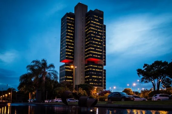Foto do edifício sede do Banco Central em Brasília. Autoridade decide sobre corte ou aumento da Selic, taxa de juros básica da economia brasileira, no Copom hoje.