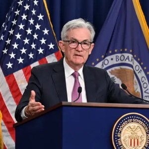 Fed vai esperar para ver efeitos da guerra comercial de Trump antes de voltar a cortar os juros nos EUA