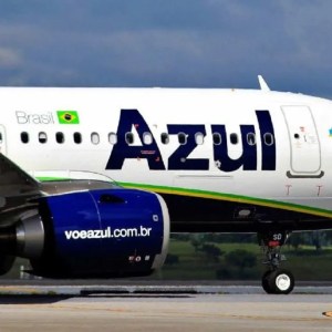 Foto de avião da Azul com logo da companhia. As ações da empresa no Ibovespa estão em alta.