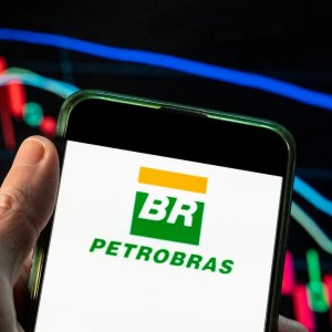 Foto de um celular com logo da Petrobras (PETR3;PETR4), maior pagadora de dividendos do Ibovespa.