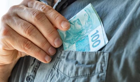 Ao pensar em como investir R$ 100 reais e ter retorno rápido, é preciso levar em consideração um ponto importante: o seu perfil de investidor - (Foto: Getty Images)