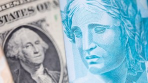 Por que o dólar dispara ante o real e outras divisas emergentes e cai frente a outras moedas fortes?
