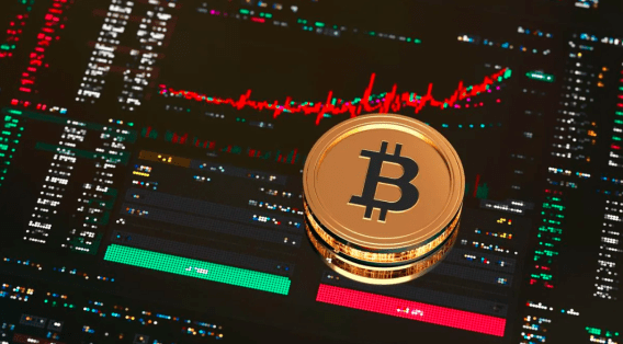 Foto de uma moeda de bitcoin (BTC), com uma letra B no meio, para ilustrar matéria sobre a cotação hoje e se vale a pena investir em bitcoin