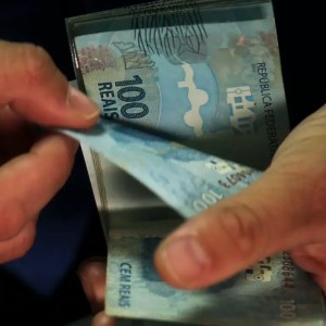 Notas de R$ 100 para ilustrar conteúdo sobre quanto rende R$ 1 mil no Tesouro IPCA+
