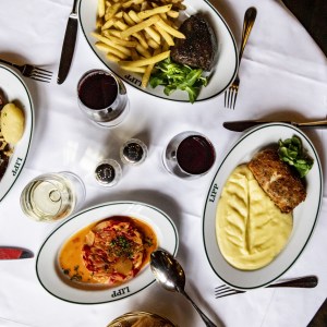 Mesa com pratos tradicionais franceses da Brasserie Lipp