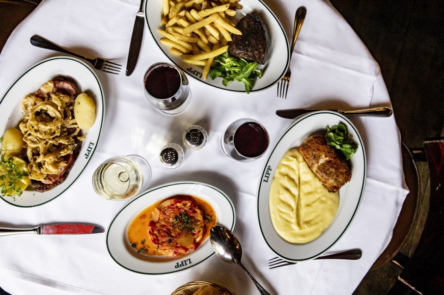 Mesa com pratos tradicionais franceses da Brasserie Lipp