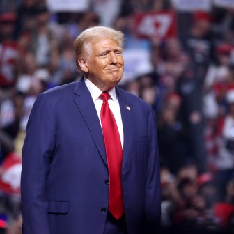 Foto do presidente eleito dos Estados Unidos, Donald Trump, diante de multidão de apoiadores. A matéria fala sobre os rumos da economia, inflação, juros e onde investir nos EUA com o retorno dele à Casa Branca.